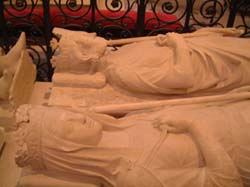 Grabmal Pippins und seiner Ehefrau Bertrada in der Kathedrale von Saint-Denis. (Quelle: Axel Brocke, über Wikimedia Commons)